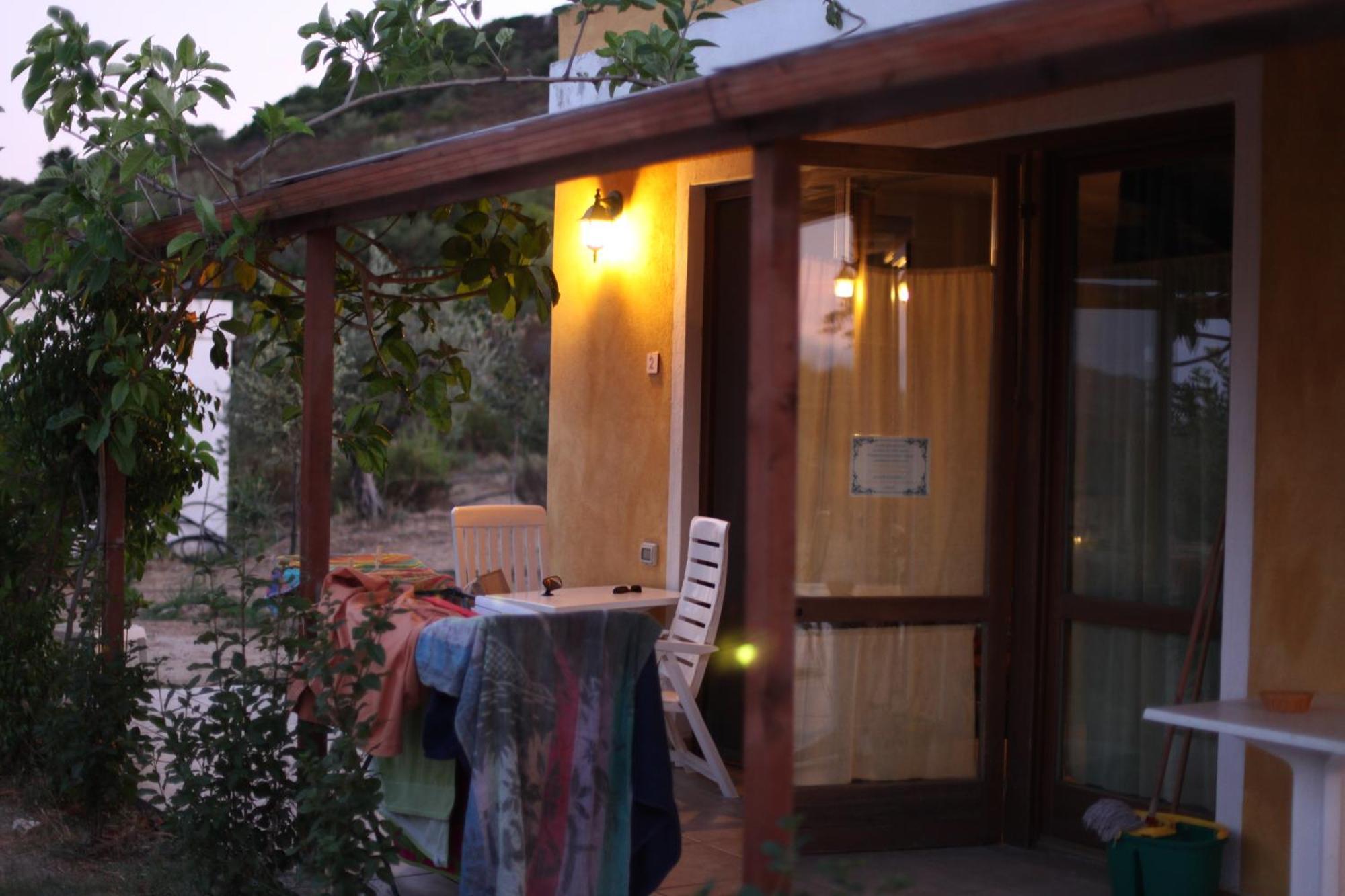B&B Casa Per Ferie Villaggiocarovana Кастиадас Екстериор снимка