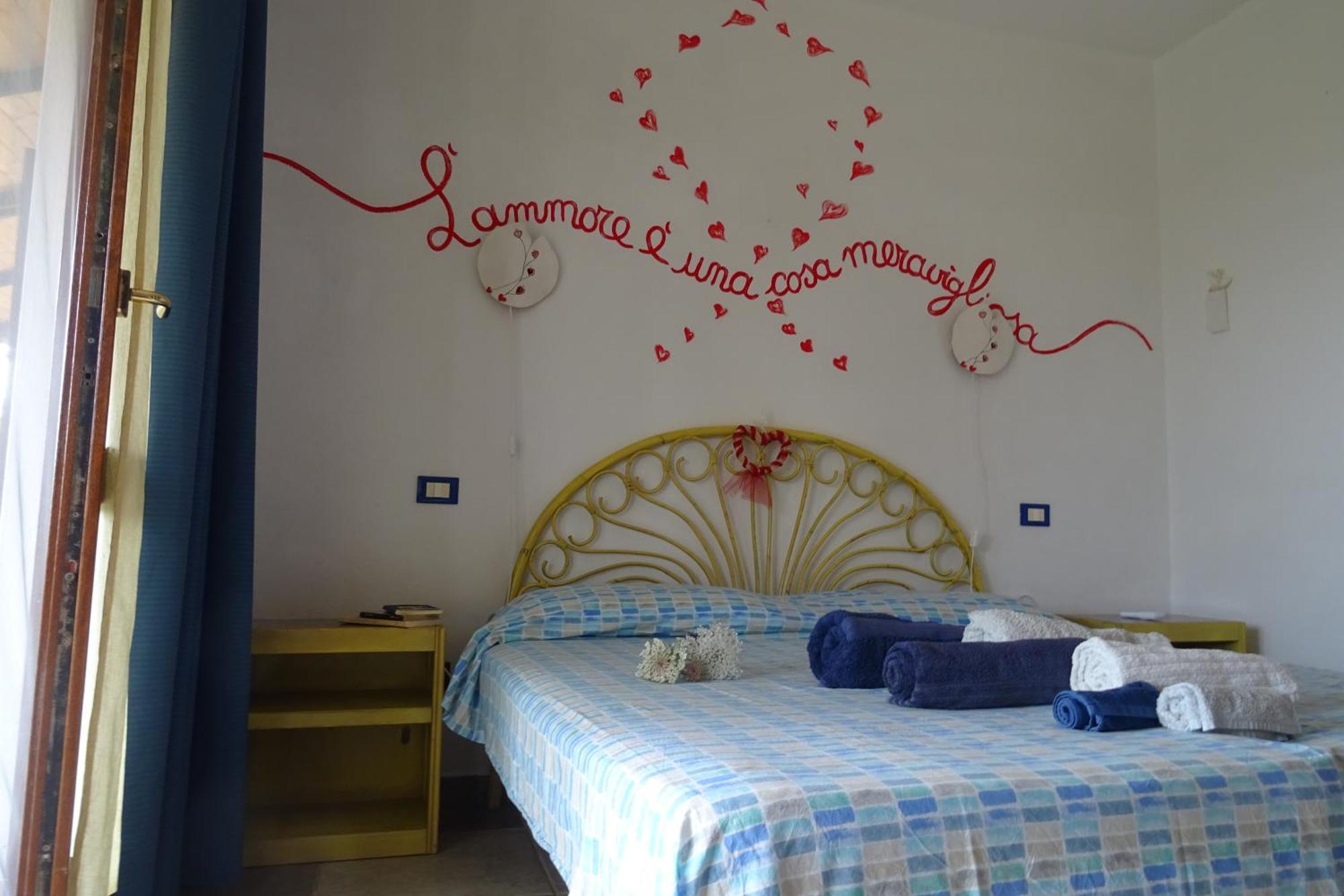 B&B Casa Per Ferie Villaggiocarovana Кастиадас Екстериор снимка