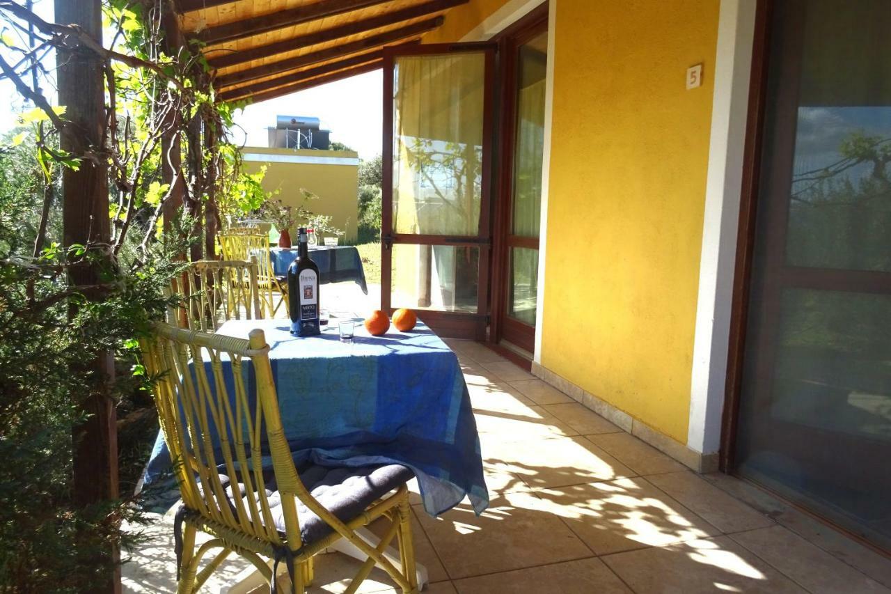 B&B Casa Per Ferie Villaggiocarovana Кастиадас Екстериор снимка