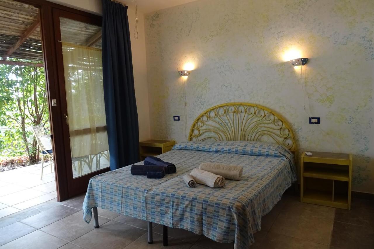 B&B Casa Per Ferie Villaggiocarovana Кастиадас Екстериор снимка